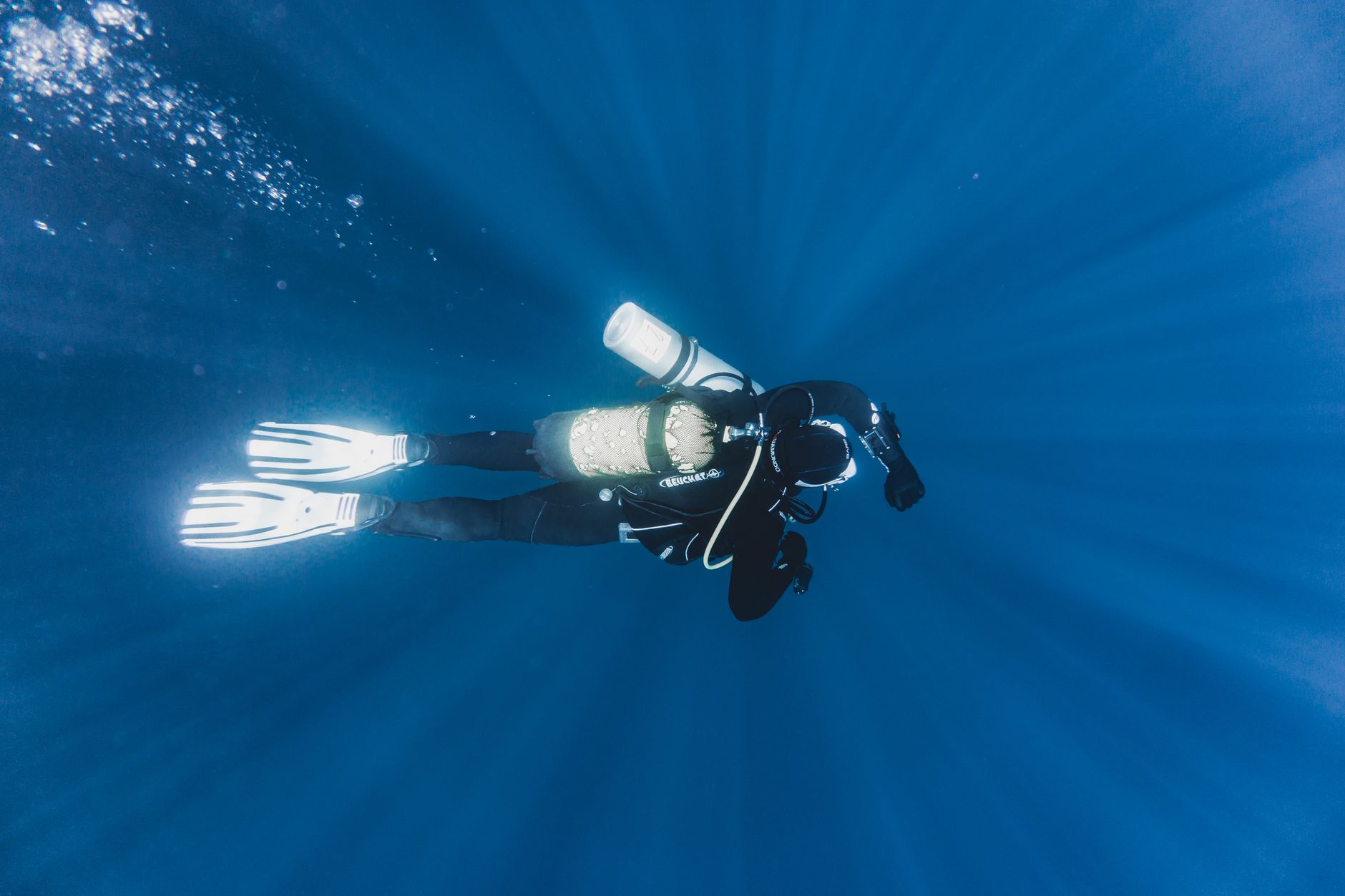 Taucher unter Wasser mit Lichtstrahlen (Symbolfoto)